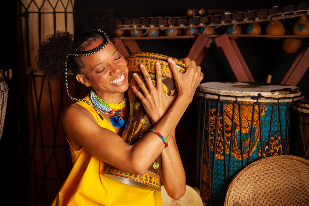 Cultura africana e força feminina: musical infantil estreia em temporada virtual no Oi Futuro