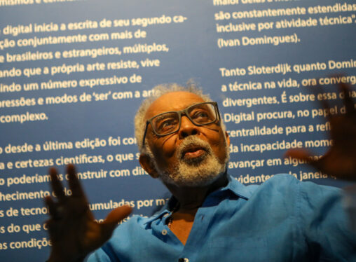Gilberto Gil: imortal de novo, artista visita a obra Gil Futurível no Centro Cultural